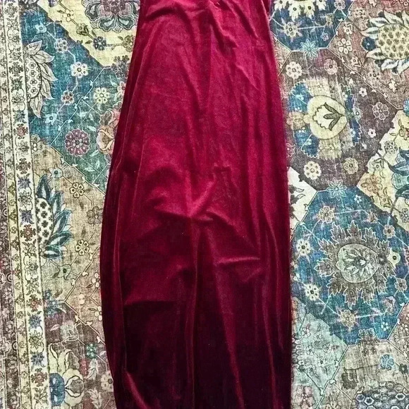 Romeo and Juliet burgundy velvet maxi wedding guest dress - Picture 4 of 4